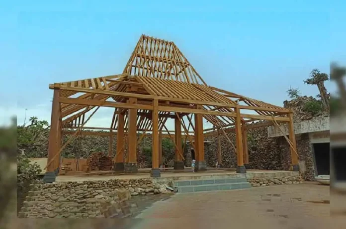 Renovasi Rumah Adat di Cibubur